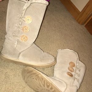 Light tan bailey button triplet Uggs